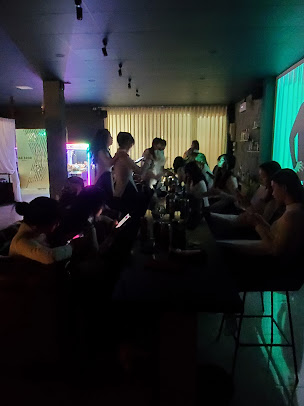 岘港Boss Bar Lounge内部活力夜生活氛围。