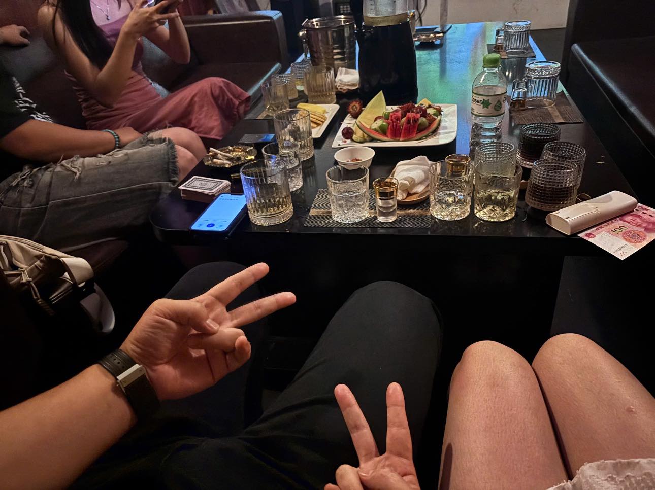 岘港Boss Bar Lounge配有饮品和水果拼盘的私人桌聚会。