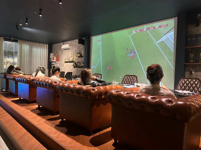 Boss Bar Lounge 店内室内全景。