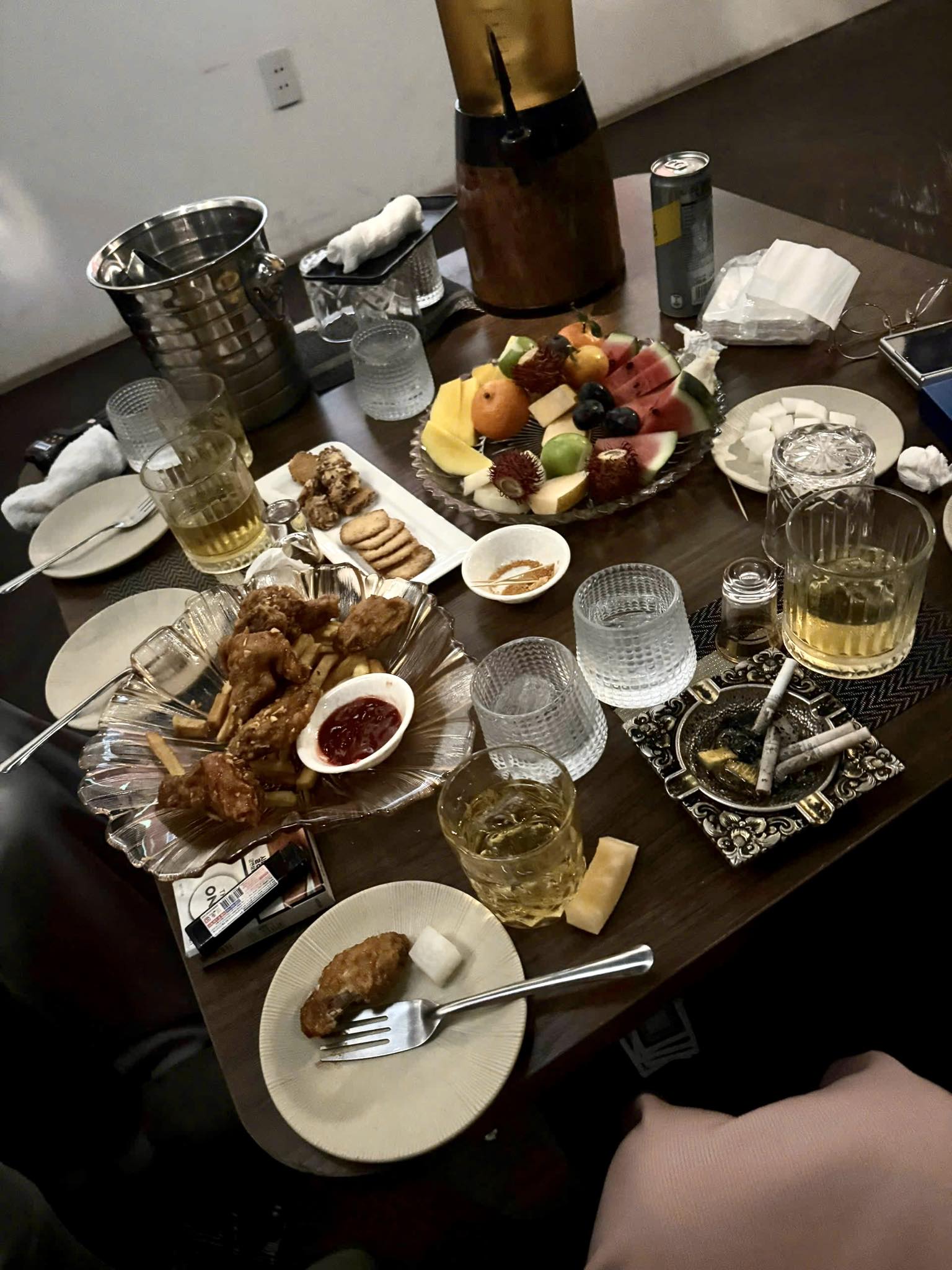 峴港Boss Bar Lounge的炒雞、水果拼盤和威士忌飲品桌。