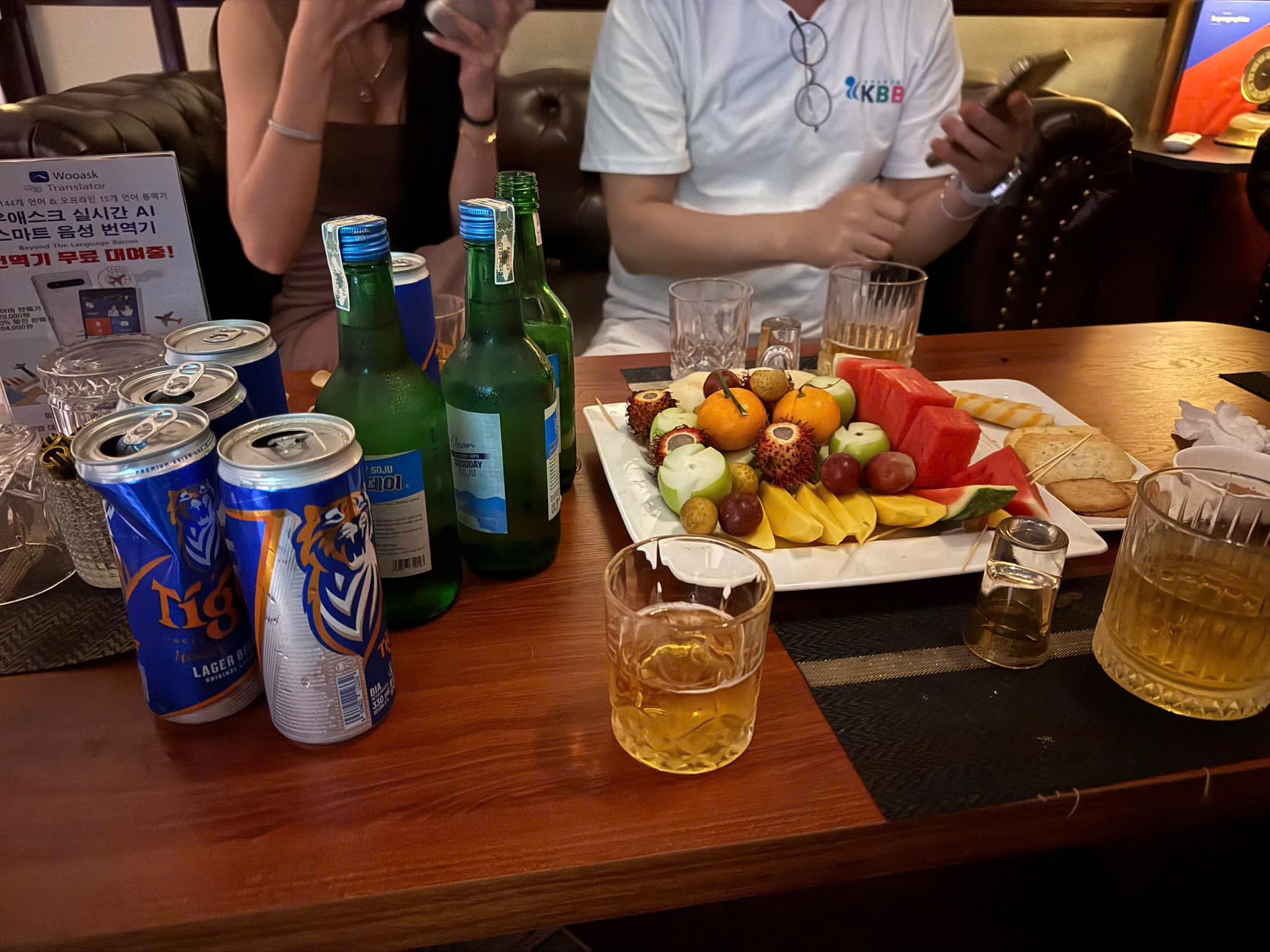 峴港Boss Bar Lounge的燒酒、啤酒、威士忌和水果拼盤服務。