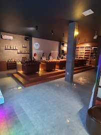 峴港Boss Bar Lounge的豪華酒吧室內和休閒座位區域。